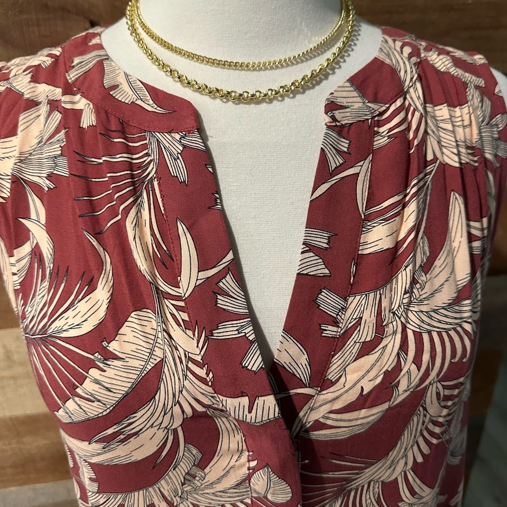 Elegant Red and Cream Sleeveless Dress - Picture 2 of 4